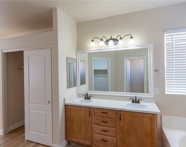 10559 Lessona Street - Photo Thumbnail 15