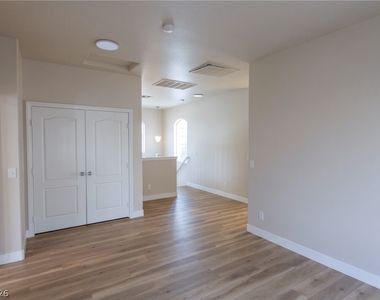 10559 Lessona Street - Photo Thumbnail 11