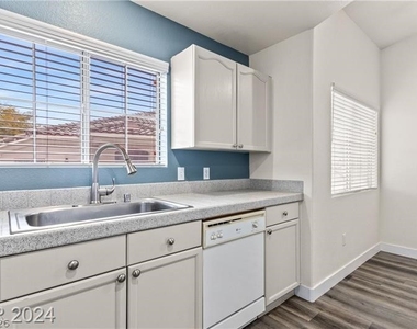 352 Amber Pine Street - Photo Thumbnail 4