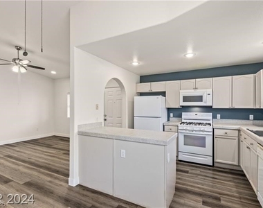 352 Amber Pine Street - Photo Thumbnail 5