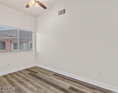 352 Amber Pine Street - Photo Thumbnail 12
