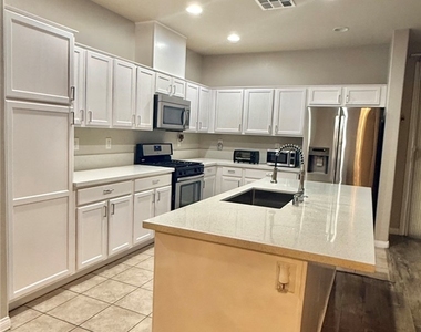 925 Kimbark Avenue - Photo Thumbnail 4