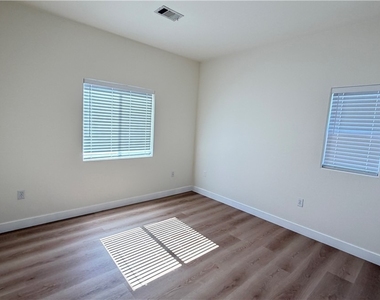 9303 Gilcrease Avenue - Photo Thumbnail 5