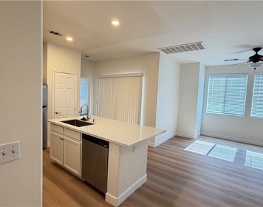 9303 Gilcrease Avenue - Photo Thumbnail 4