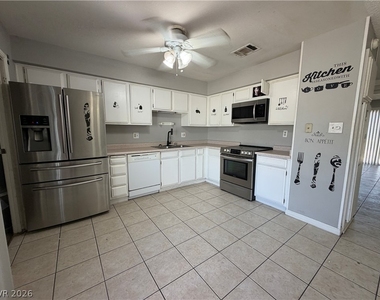 586 Willow Green Drive - Photo Thumbnail 2