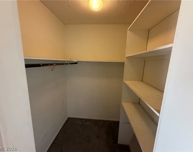 586 Willow Green Drive - Photo Thumbnail 13