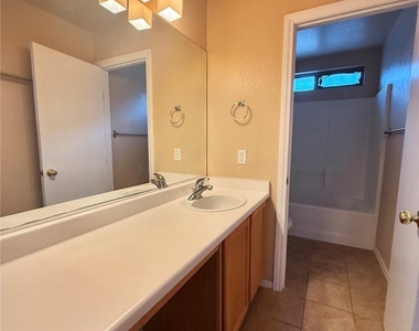 9619 Grapeland Avenue - Photo Thumbnail 4