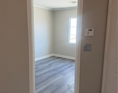 1018 Elliot Park Avenue - Photo Thumbnail 16