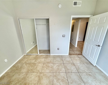 2291 W Horizon Ridge Parkway - Photo Thumbnail 15