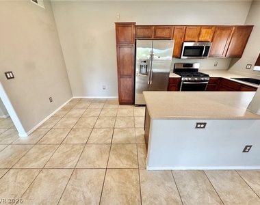 2291 W Horizon Ridge Parkway - Photo Thumbnail 3