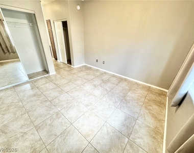 2291 W Horizon Ridge Parkway - Photo Thumbnail 11