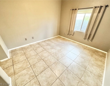 2291 W Horizon Ridge Parkway - Photo Thumbnail 6