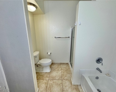 2291 W Horizon Ridge Parkway - Photo Thumbnail 10