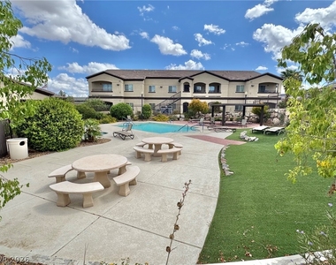 2291 W Horizon Ridge Parkway - Photo Thumbnail 17