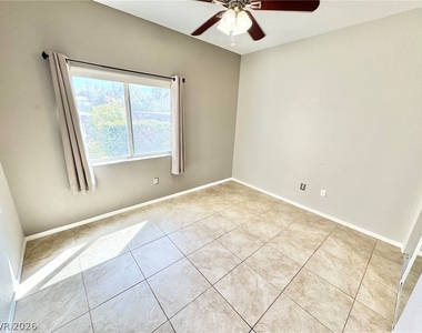 2291 W Horizon Ridge Parkway - Photo Thumbnail 13