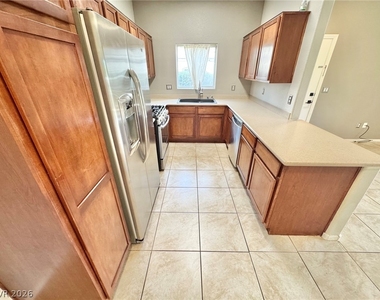 2291 W Horizon Ridge Parkway - Photo Thumbnail 2