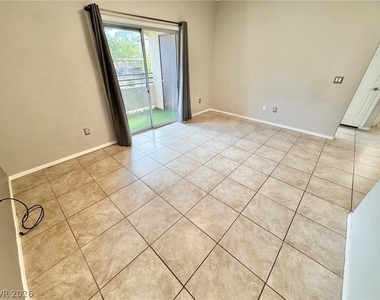 2291 W Horizon Ridge Parkway - Photo Thumbnail 4