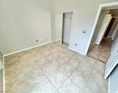 2291 W Horizon Ridge Parkway - Photo Thumbnail 7