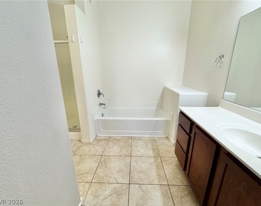 2291 W Horizon Ridge Parkway - Photo Thumbnail 9