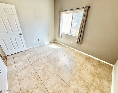 2291 W Horizon Ridge Parkway - Photo Thumbnail 12