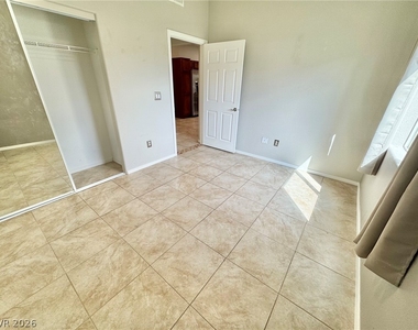 2291 W Horizon Ridge Parkway - Photo Thumbnail 14