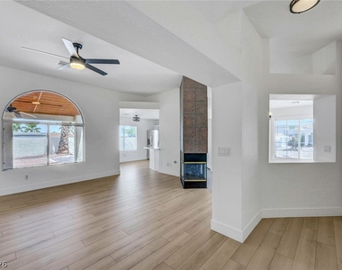 400 Breeze Way - Photo Thumbnail 6