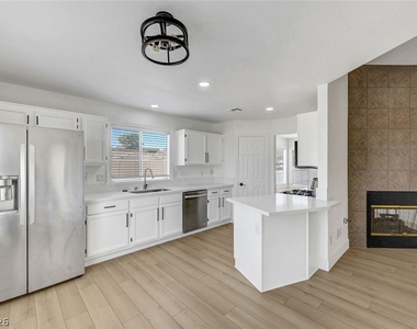 400 Breeze Way - Photo Thumbnail 15