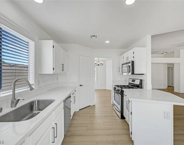 400 Breeze Way - Photo Thumbnail 11