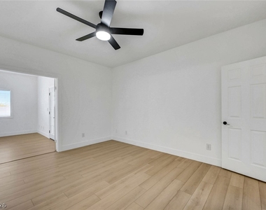 400 Breeze Way - Photo Thumbnail 19