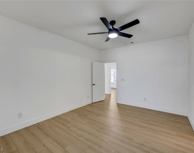 400 Breeze Way - Photo Thumbnail 20