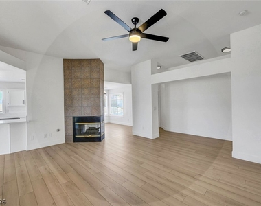 400 Breeze Way - Photo Thumbnail 8