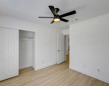 400 Breeze Way - Photo Thumbnail 21