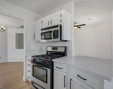 400 Breeze Way - Photo Thumbnail 13