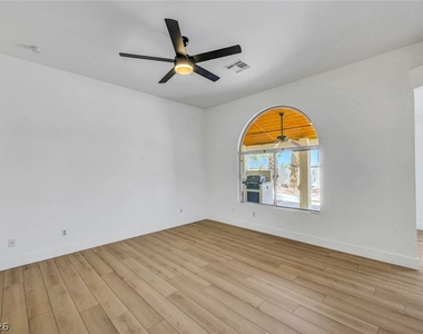 400 Breeze Way - Photo Thumbnail 9