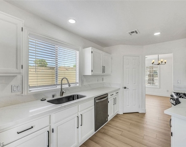 400 Breeze Way - Photo Thumbnail 12