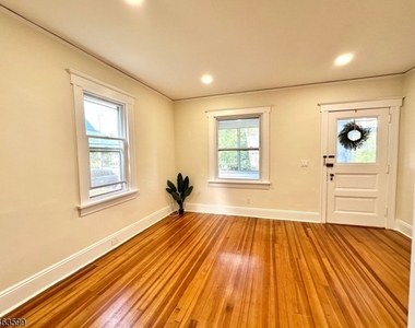 22 Gates Ave - Photo Thumbnail 6