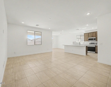 18347 W Villa Chula Lane - Photo Thumbnail 11