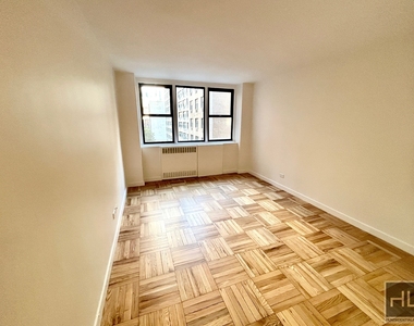 East 79th Street - Photo Thumbnail 2