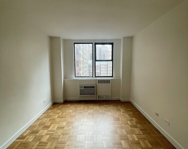 East 79th Street - Photo Thumbnail 3