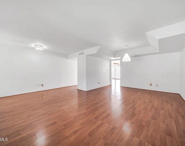 6209 N 22nd Drive - Photo Thumbnail 4