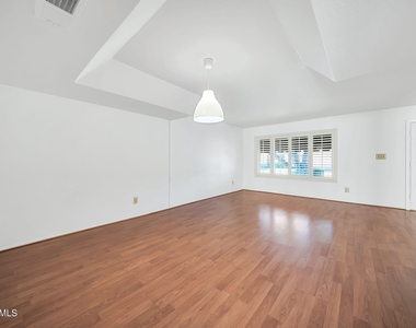 6209 N 22nd Drive - Photo Thumbnail 5