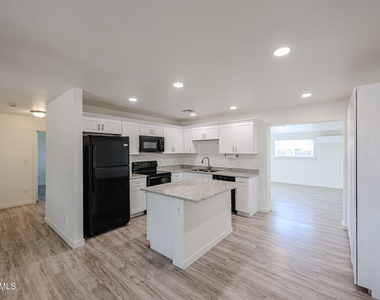 7014 N 77th Avenue - Photo Thumbnail 6