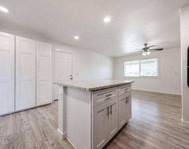 7014 N 77th Avenue - Photo Thumbnail 1