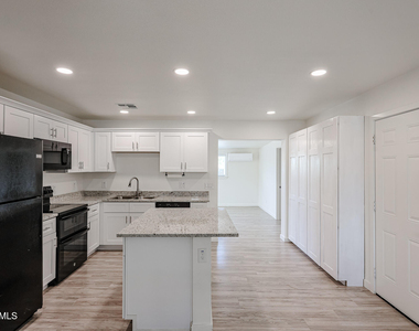 7014 N 77th Avenue - Photo Thumbnail 26