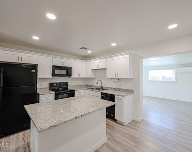 7014 N 77th Avenue - Photo Thumbnail 3