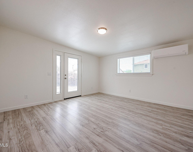 7014 N 77th Avenue - Photo Thumbnail 4