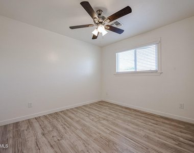 7014 N 77th Avenue - Photo Thumbnail 14