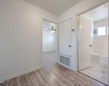7014 N 77th Avenue - Photo Thumbnail 11
