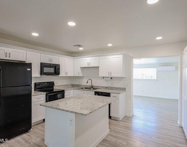 7014 N 77th Avenue - Photo Thumbnail 5