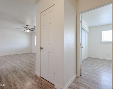 7014 N 77th Avenue - Photo Thumbnail 16